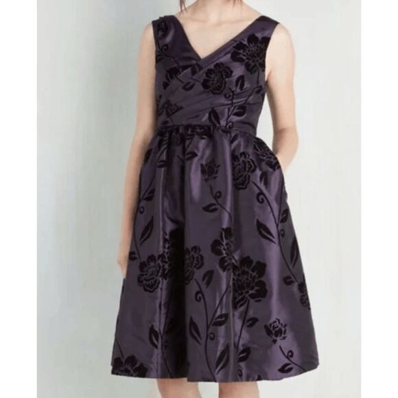 ModCloth Women's Purple Velvet Floral V-neck Fit Flare Midi Dress sz S Whimsigot - Picture 2 of 8